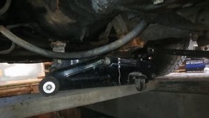 Как поменять подушку кпп на Мерседес w124