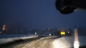 Снег идёт или снег падает ? Как правильно ?