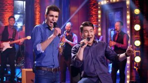 Однажды в России: Азамат Мусагалиев и Вячеслав Макаров - Песня о счастье