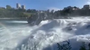 Рейнский водопад, самый большой на материковой Европе по объёму падающей воды.