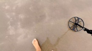 Мокрый соленый песок, морская вода в прибое с подводным металлодетектором  Gold Hunter T-90 Frogman