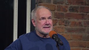 В аэропорту Минеральные воды. Поёт Алексей Иващенко