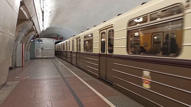 Отправление Ретропоезда 81-717.А/714.А со станции Лубянка смотреть онлайн