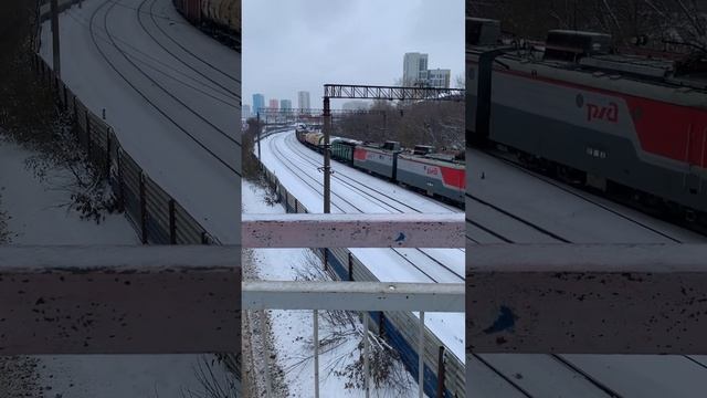 Второй ВЛ10К за день! 2ЭС6-379 и ВЛ10К-1438 с грузовыми поездами следуют по перегону Шарташ—Екб-пас смотреть онлайн