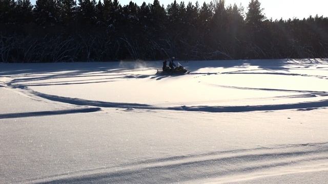 Вдвоём на снегоходе смотреть онлайн