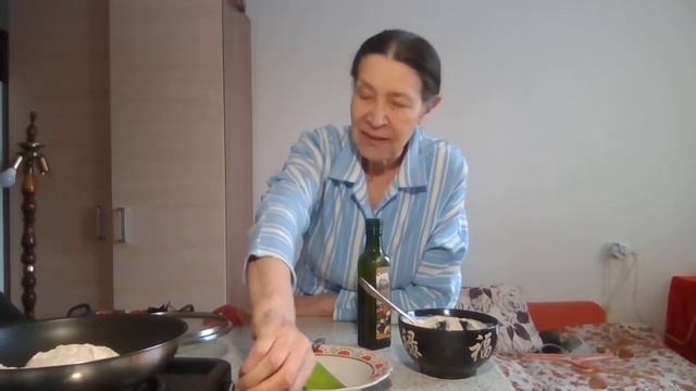 В морозилке обнаружила пачку творожной массы, решила сделать оладьи смотреть онлайн