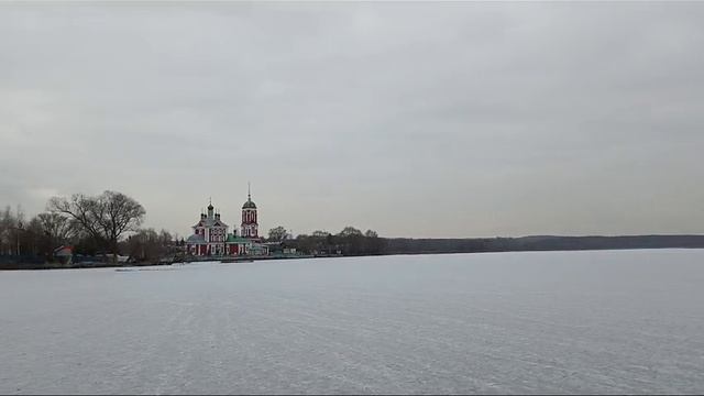 Лёд на озере Плещеево