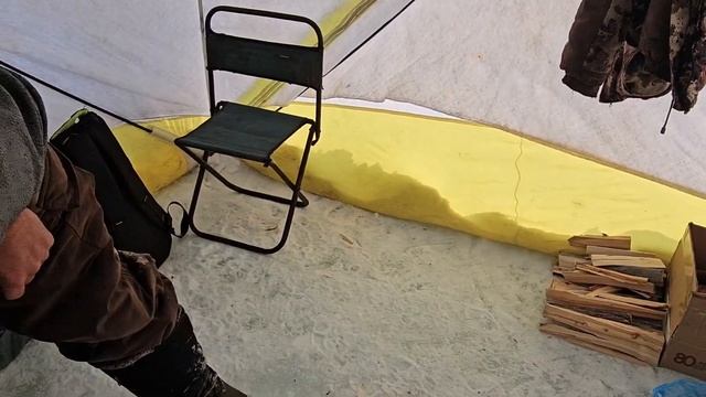 зимняя рыбалка в холодный чудесный день. смотреть онлайн