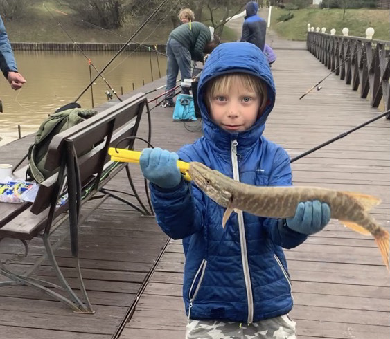 Весенний жор рыбы. Несмотря на погоду, мутную воду и много рыбаков.