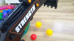 Машинка застряла в шариках Глеб на Большом Тракторе Экскаваторе приехал на помощь Видео про машинки