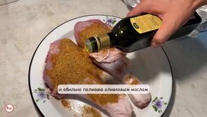 Мясо само отходит от кости! Сочная голень индейки, запеченная в духовке