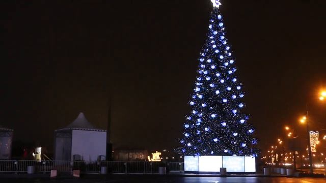 Новогодняя елка и шар на Поклонной горе. смотреть онлайн