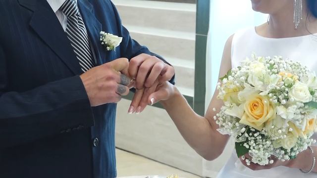 Прикол на свадьбе Как правильно одеть кольцо невесте Лайфхак для этого нужно всего лишь смочить