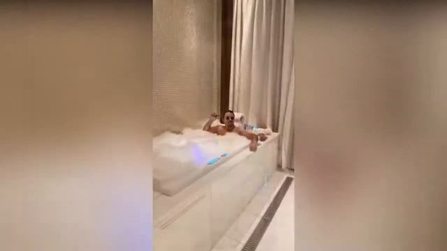 Солт Бэ демонстрирует свой отель за 100 миллионов долларов. Salt Bae shows his $100 million Hotel смотреть онлайн