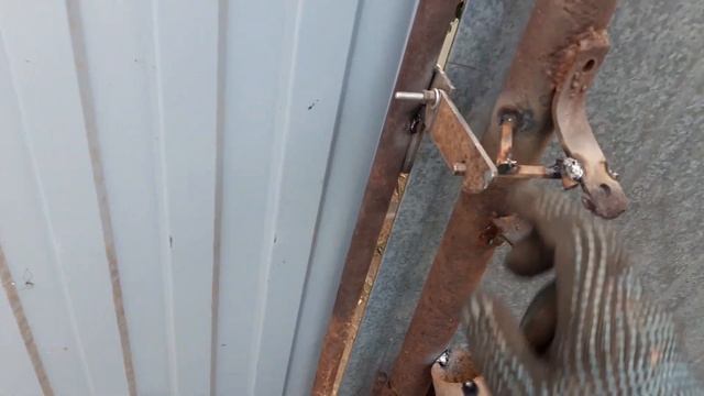 Стрижка ЖИВОЙ ИЗГОРОДИ и перегораживаю палисадник смотреть онлайн