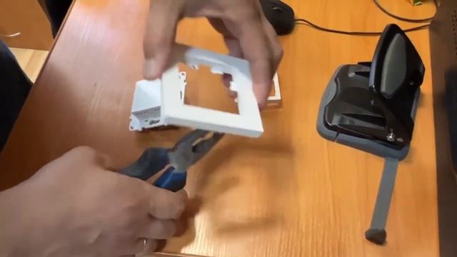 Установка терморегулятора x4.44 в рамку Schneider Atlas Design смотреть онлайн