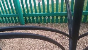 Конструкции или подставки для цветов.