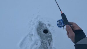 Зимняя рыбалка в Карелии на Онежском озере.