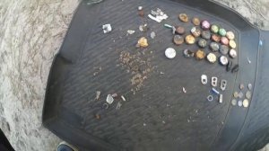 Поиск с подводным самодельным металлоискателем под водой на пляже. пляжный поиск золота