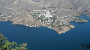 Дагестан: вид на Ирганайское водохранилище и поселок Шамилькала со смотровой у горного села Харачи