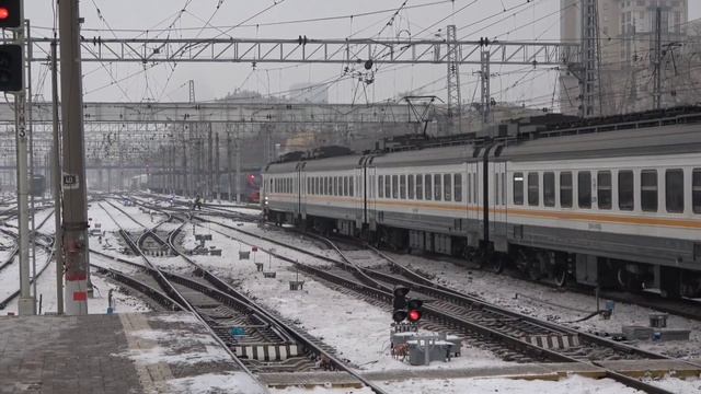 Электропоезд ЭД4М-489 ЦППК прибывает на Киевский вокзал смотреть онлайн