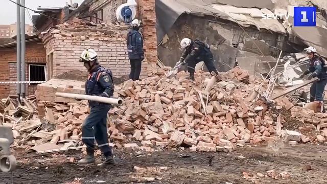 Спасатели разбирают завалы. Харцызск 17 января 2023 обстрел. Спасатели разбирают завалы. Спасатели разбирают завалы. Спасатели на завалах зданий.