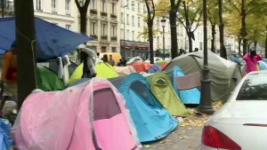 Во Франции после сноса лагеря мигрантов в Кале беженцы массово перебрались в Париж