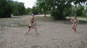 Девочки на пляже обливаются водой