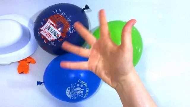 Воздушные Шарики с водой Учим цвета для самых маленьких Песня про шарики Видео детям Лопаем шарики смотреть онлайн
