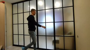 Межкомнатная раздвижная перегородка для зонирования.