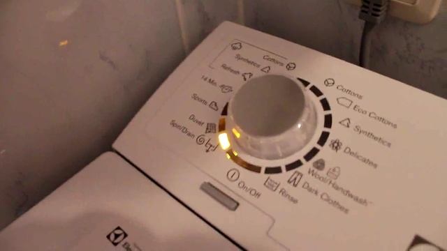 Стиралка Electrolux EWT1366HDW. Отжим при 1300 об/мин с пустым барабаном. Сильная вибрация смотреть онлайн