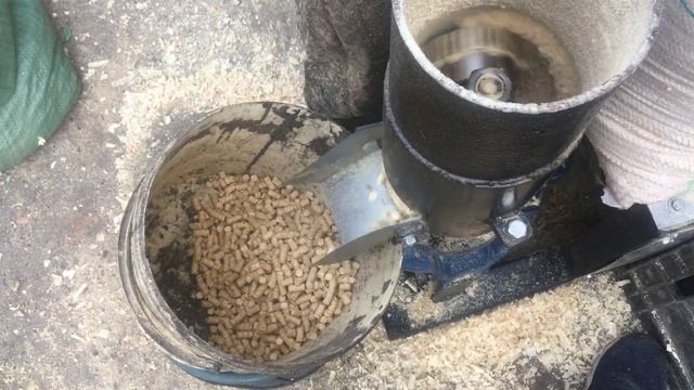 Пеллета Из Сырой Хвойной Опилки Со Связующим 8 мм Производительность 111 кг Гранулятор DR 150 inHom смотреть онлайн