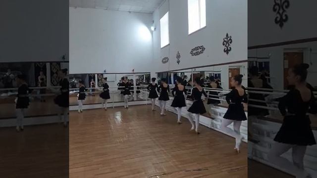 Урок народно-сценического танца. Экзерсис у станка