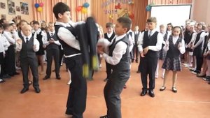 Танец. Последний звонок 4 "В"класс. Школа №4 .Златоуст