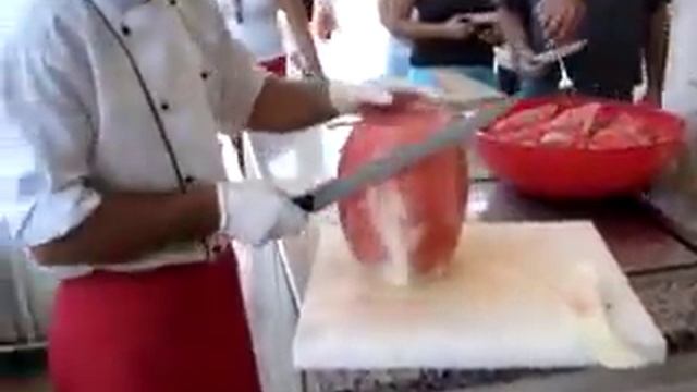 Учитесь!!! Как нужно правильно резать арбузы!