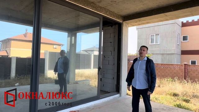 Дом в нашем остеклении с большими окнами из алюминиевого профиля