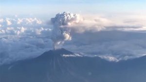 Бали. Вулкан на горе Агунг. Вид из окна самолета