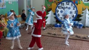Танец Снегурочек и Дедов Морозов (старшая группа) декабрь 2020