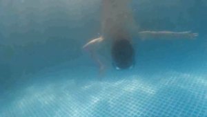 Плаваю в бассейне, трюки под водой