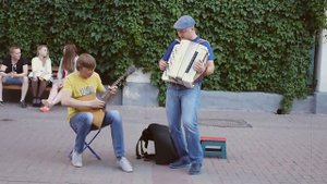 Уличные музыканты на Арбате играют с душой  (Балалайка и гармонь)