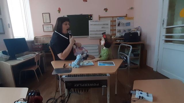 Занятие по развитию слухового восприятия с неслышащим ребенком.