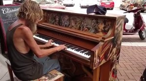 Бездомный бомж Дональд Гулд играет на пианино