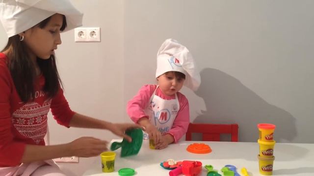 Ясминка готовит овощной салат из play-doh (плэй-до). Пластилиновый поваренок. смотреть онлайн