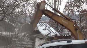 Экскаватор ломает дом