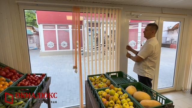 Вертикальные жалюзи с разной длиной ламелий в овощном павильоне
