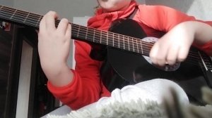 играю заезда по имени солнце на акустической гитаре