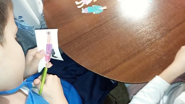 Бумажные человечки. Вырезаем. / Paper men. Cut out.