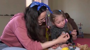 Тысячи беженцев с Украины и из Донбасса принимают в России и помогают тем, кто остался