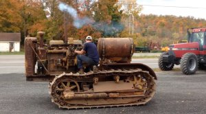 Запуск 30-литрового двигателя от гусеничного трактора Сaterpillar 1932 года
