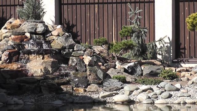 Пруд для купания на участке. Водоем на даче. Чистая прозрачная вода.